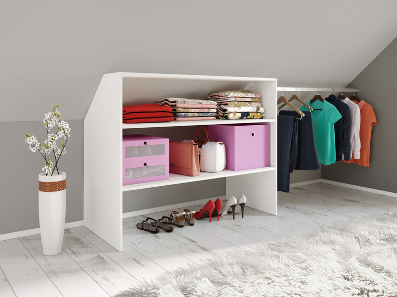 Une armoire blanche avec des vêtements, des chaussures et des accessoires.