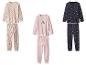 Trois pyjamas pour enfants avec différents motifs : cœurs, cerfs et fleurs.