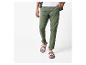 Pantalons chino vert olive et sandales : look décontracté.