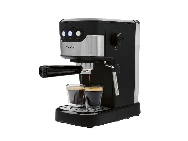 Machine à expresso noire et argentée versant du café dans deux petits verres.
