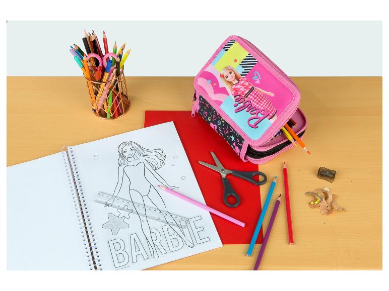 Trousse Barbie, crayons de couleur, taille-crayon et livre à colorier sur la table.