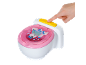 Pot pour enfant avec siège rose orné d'un personnage de dessin animé, et une main appuyant sur un bouton jaune.