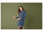 Une femme portant une longue robe en jean.