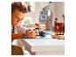 Un garçon jouant avec un set LEGO d'un appareil photo et des rouleaux de film.
