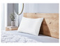 Une couette et un oreiller blancs sur un lit en bois.