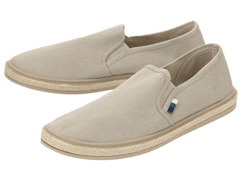 Une paire d'espadrilles en toile beige avec des détails en corde sur la semelle.