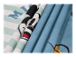 Tissus rayés et unis, motifs Mickey Mouse.