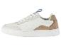 Des baskets blanches avec des détails marrons.