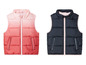Deux gilets matelassés, un rose et un noir.