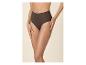 Femme portant une culotte taille haute marron foncé.