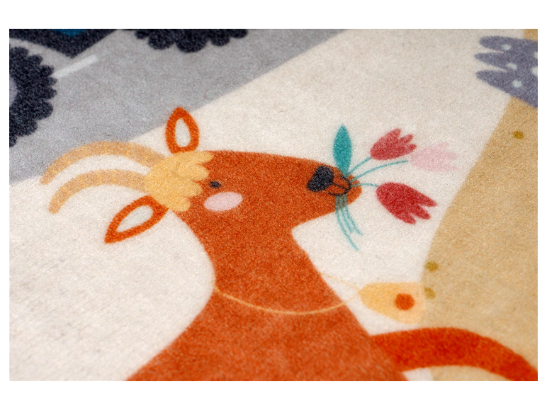 Tissu molletonné avec motif de chèvre et de tulipes.