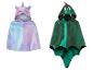 Une cape de licorne rose et une cape de dragon verte pour enfants.