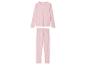 Un pyjama rose à manches longues avec un motif de coeurs.