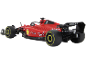 Voiture de course miniature rouge avec des jantes jaunes sur fond noir.