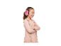 Fille souriante avec des casques roses et les bras croisés.