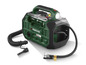 Un compresseur d'air Parkside X20V TEAM vert avec un tuyau et des accessoires.