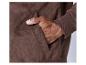 Une veste bomber en daim marron avec une poche