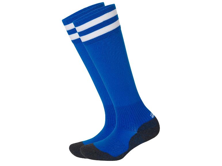 Deux paires de chaussettes de sport bleues à rayures blanches.