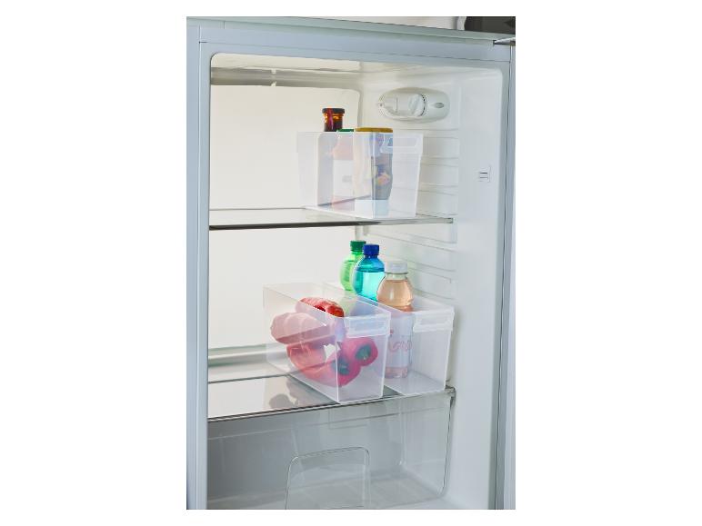 Organisateurs de réfrigérateur transparents avec boissons et poivrons rouges.