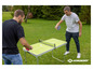 Deux hommes jouent au tennis de table sur une table Schildkröt dans le jardin.