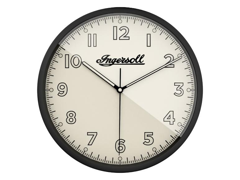 Une horloge murale Ingersoll blanche avec des aiguilles noires et des chiffres romains.