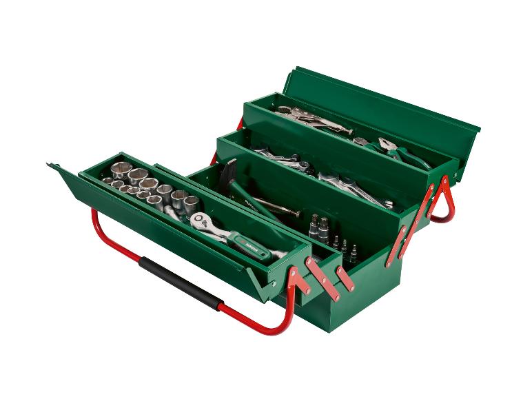 Boîte à outils verte avec poignées rouges, remplie de douilles, de clés et de pinces.