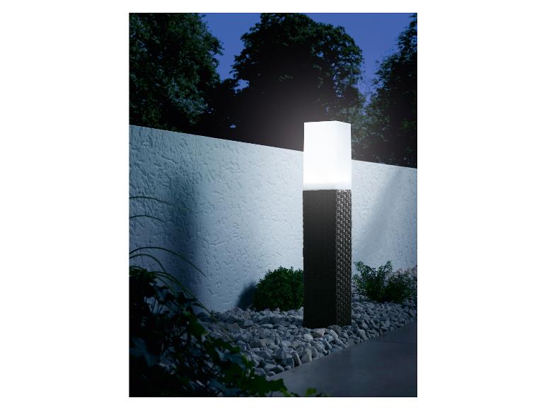Un lampadaire moderne d'extérieur avec une base en rotin.