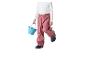 Enfant en pantalon imperméable rose et chemise blanche tenant un seau bleu.