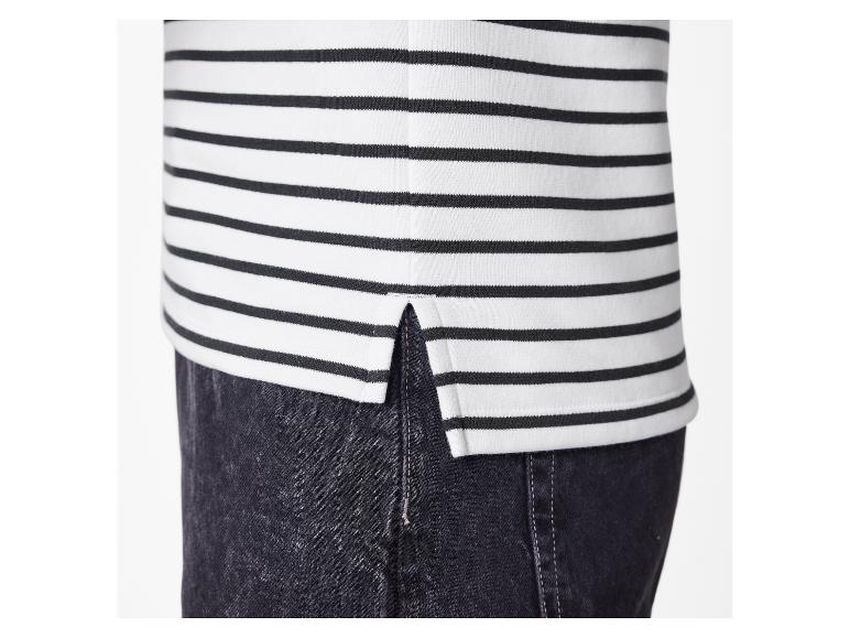 T-shirt rayé avec fentes latérales, porté avec un jean foncé.