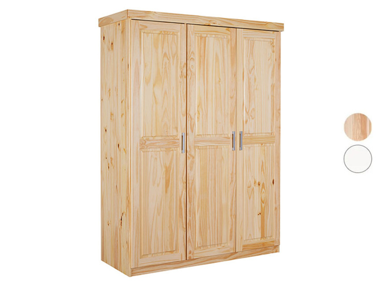 Une armoire en bois à trois portes.