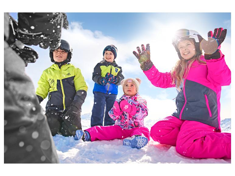 Enfants en vêtements d'hiver jouant dans la neige, avec un bonnet pour enfant LUPILU®.