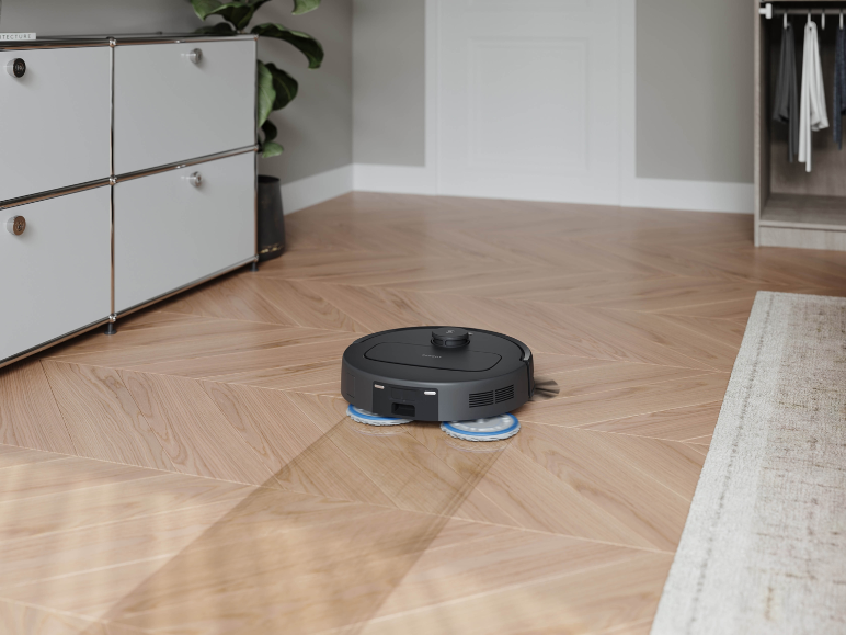 Robot aspirateur laveur sur un parquet en bois