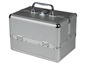 Une valise en aluminium argentée avec poignée et fermeture.