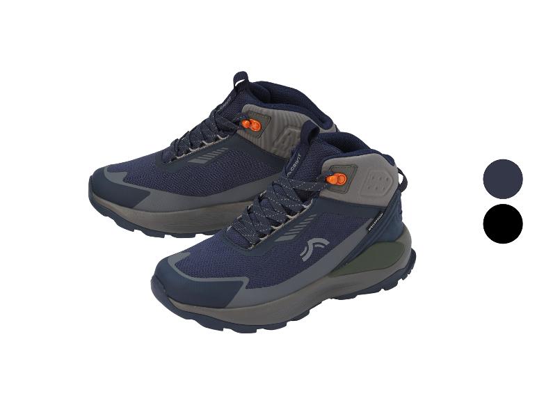 Une paire de chaussures de randonnée bleu marine et grises avec des détails orange, sur fond blanc.