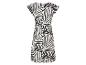Robe mi-longue à motif zébré noir et blanc.