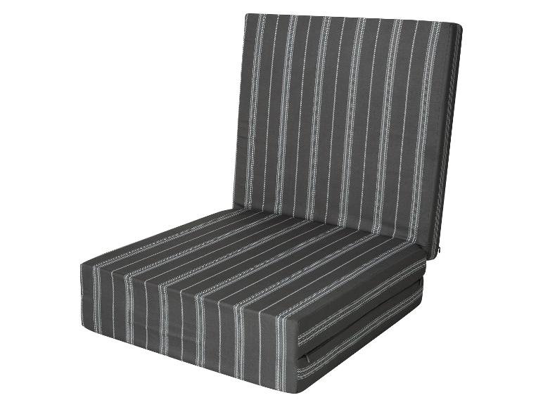 Une chaise de sol grise rayée avec un design pliable, debout.