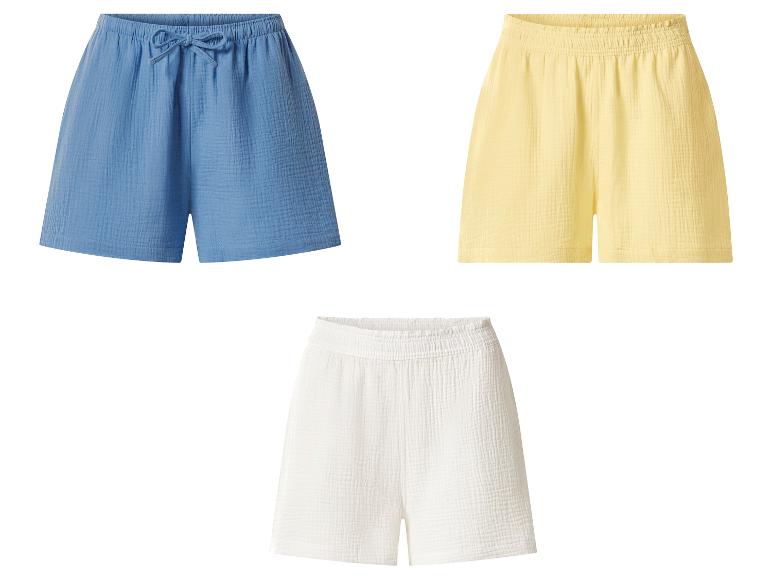 Trois shorts en mousseline de couleurs bleue, jaune et blanche.