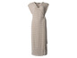 Robe beige à manches courtes, à rayures et à encolure en V.