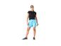 T-shirt noir, shorts bleu clair et chaussures de sport pour femme.