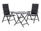Ensemble de mobilier de jardin gris foncé avec deux chaises pliantes et une table carrée pliante.