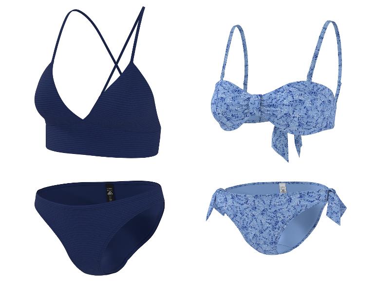 Deux ensembles de bikinis pour femmes : un bleu foncé côtelé, un bleu clair à imprimé floral.