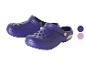 Une paire de sabots bleus.