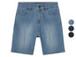 Un short en jean bleu avec fermeture boutonnée et zippée.