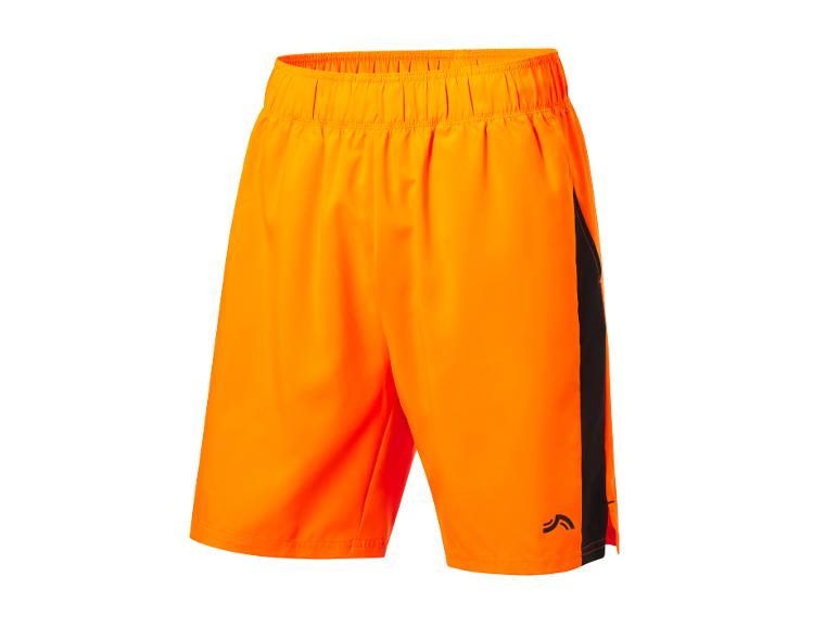Shorts de sport orange et noirs.