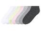 Six paires de chaussettes courtes : blanc à pois, vert pâle, rose, gris clair, gris foncé.