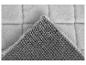 Gros plan sur un tapis gris à texture carrée.
