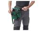 Outil de travail avec ceinture porte-outils verte et marteau, cutter et clous