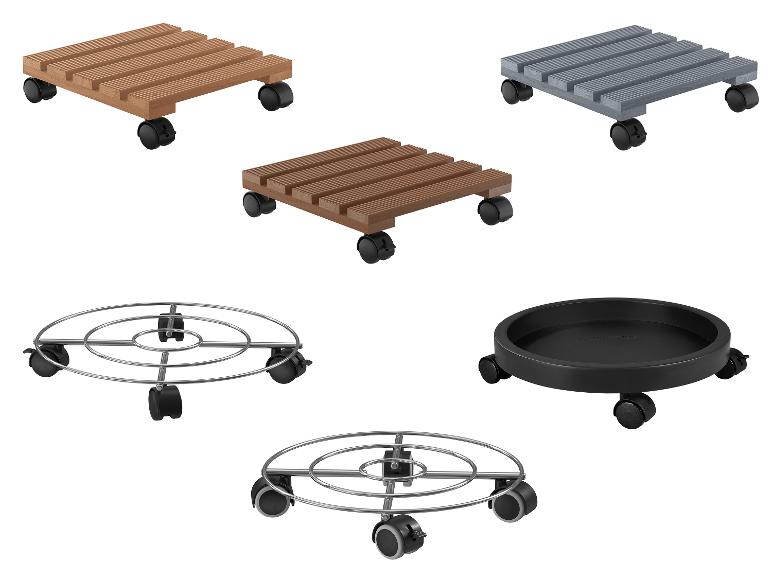 Quatre supports de plantes différents sur roulettes.