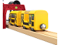 Train jouet jaune sur des rails en bois avec un portail rouge.