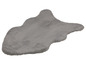 Un tapis gris et moelleux de forme irrégulière.